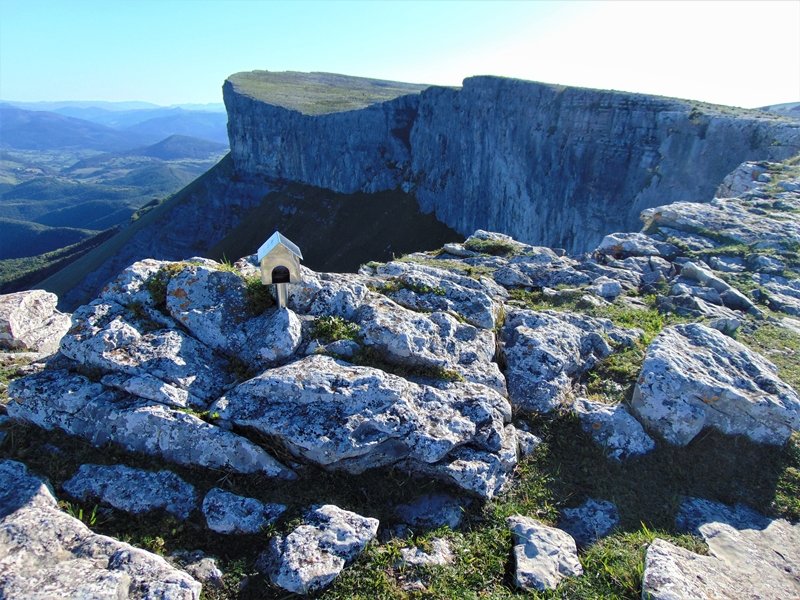 Buzoia. Atzean, Eskutxi