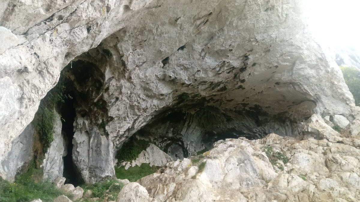 Astxiki azpiko haitzuloa