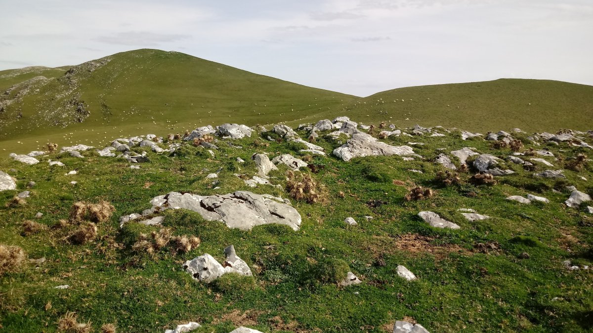 Beleku (1256m) tontorra atzean Gañeta (1323m)