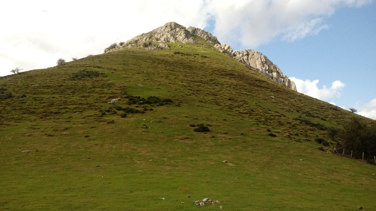 Ausa Gaztelu (904m) mendia Errekonta lepotik
