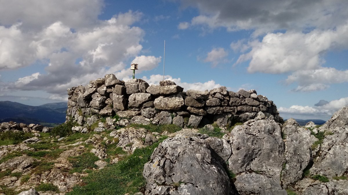 Ausa Gaztelu (904m) tontorra