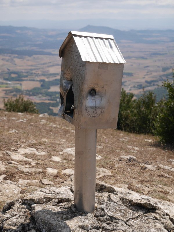 Larraitzako txartelontzia