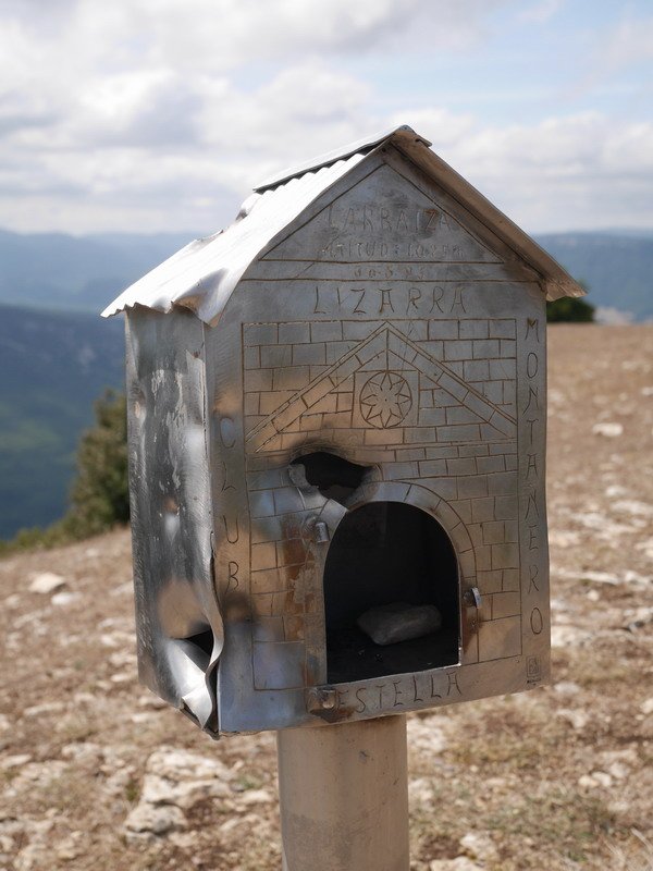 Larraitzako txartelontzia