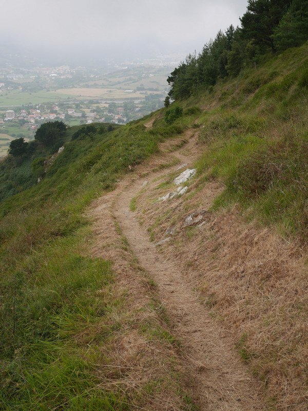 Serantes hegoaldetik inguratzen duen bidezidorra