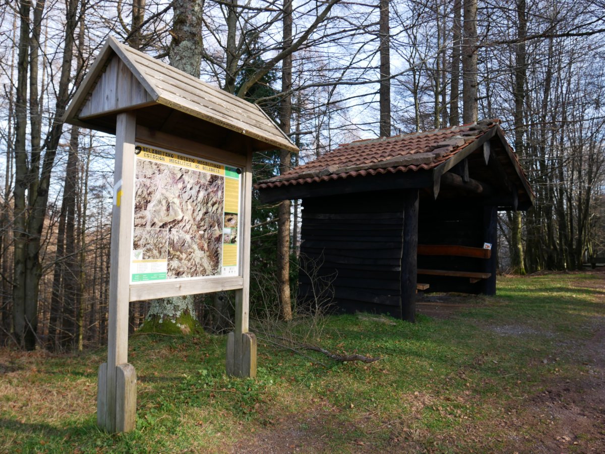 Belabietako estazio megalitikoaren panela eta aterpea Mugaga lepoan