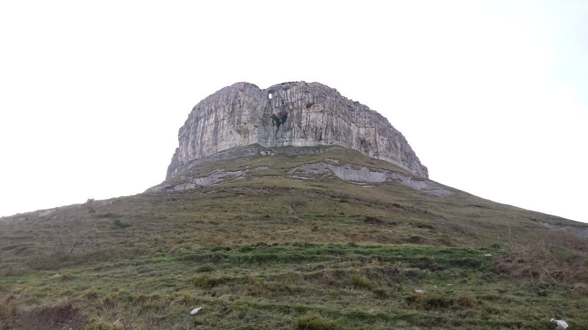 Ungino (1099m) bere haitzuloarekin