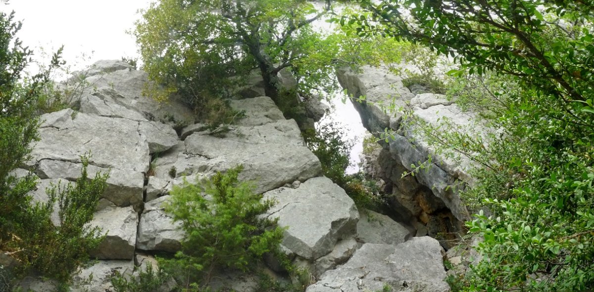 Biotzariko bideak zeharkatzen duen arrate ikusgarria