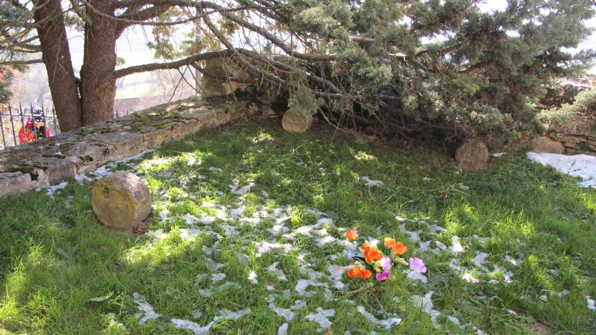 Hilarriak eliz atarian, Altzuza-Eguesibar