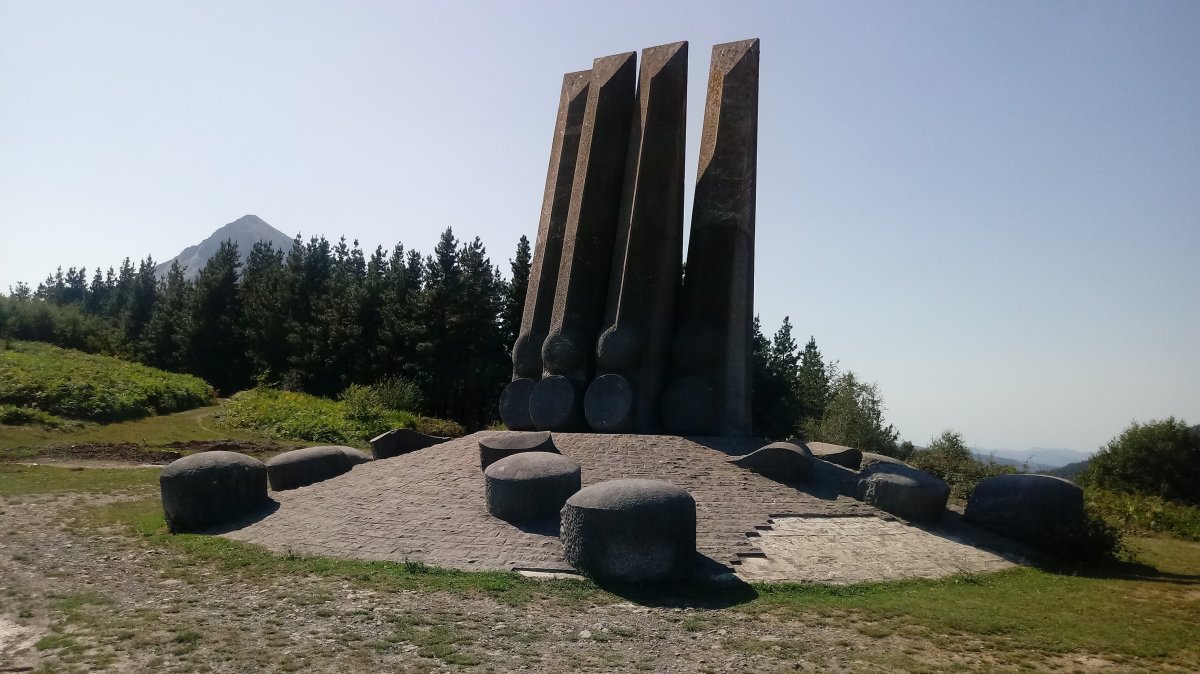 Besaide (555m) eskultura