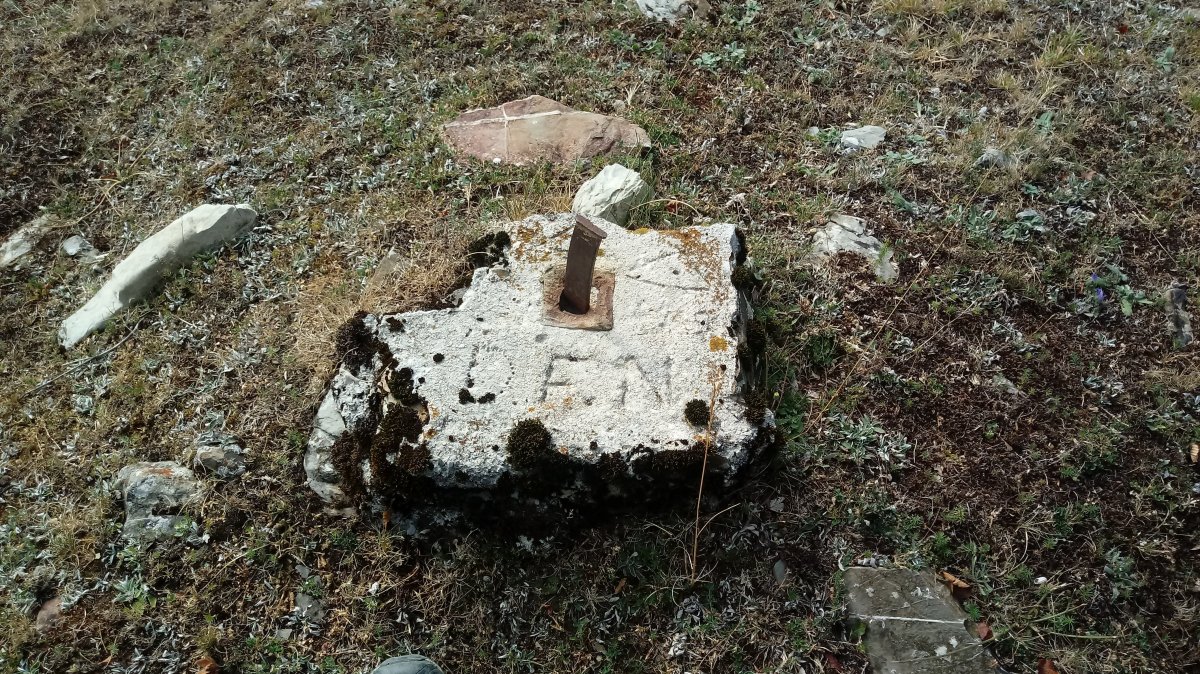 Gazteluzarra (1232m) tako geodesikoa