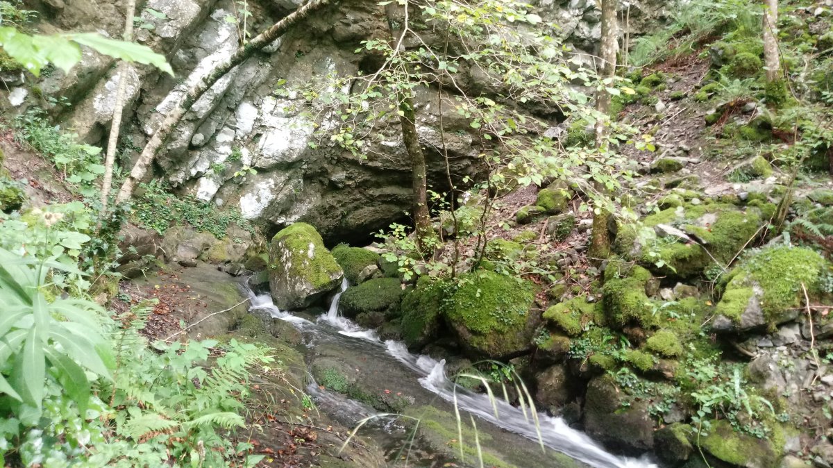 Biduze txikia iturburu haitzuloa