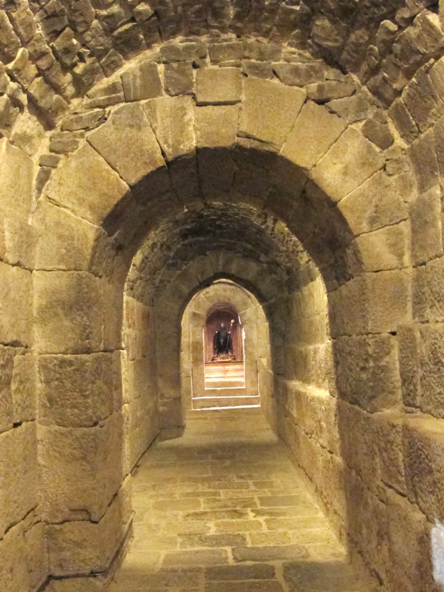 Leire monastegia, Esa