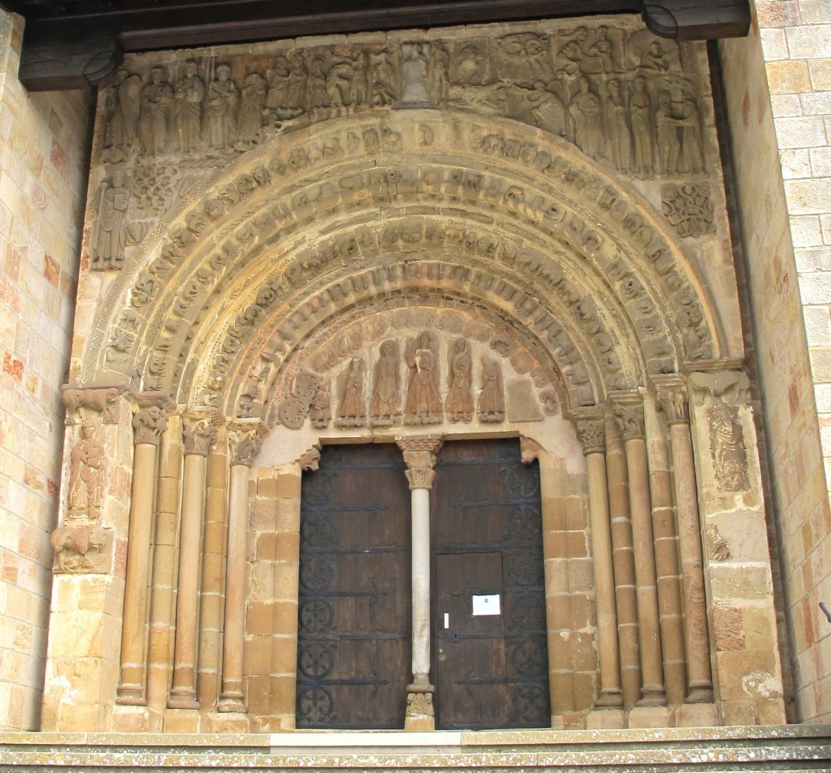 Leire monastegia, Esa