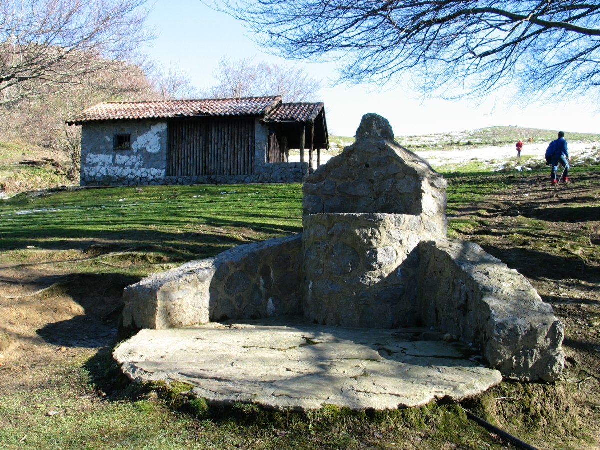 Iturria eta borda Aballarriren magalean