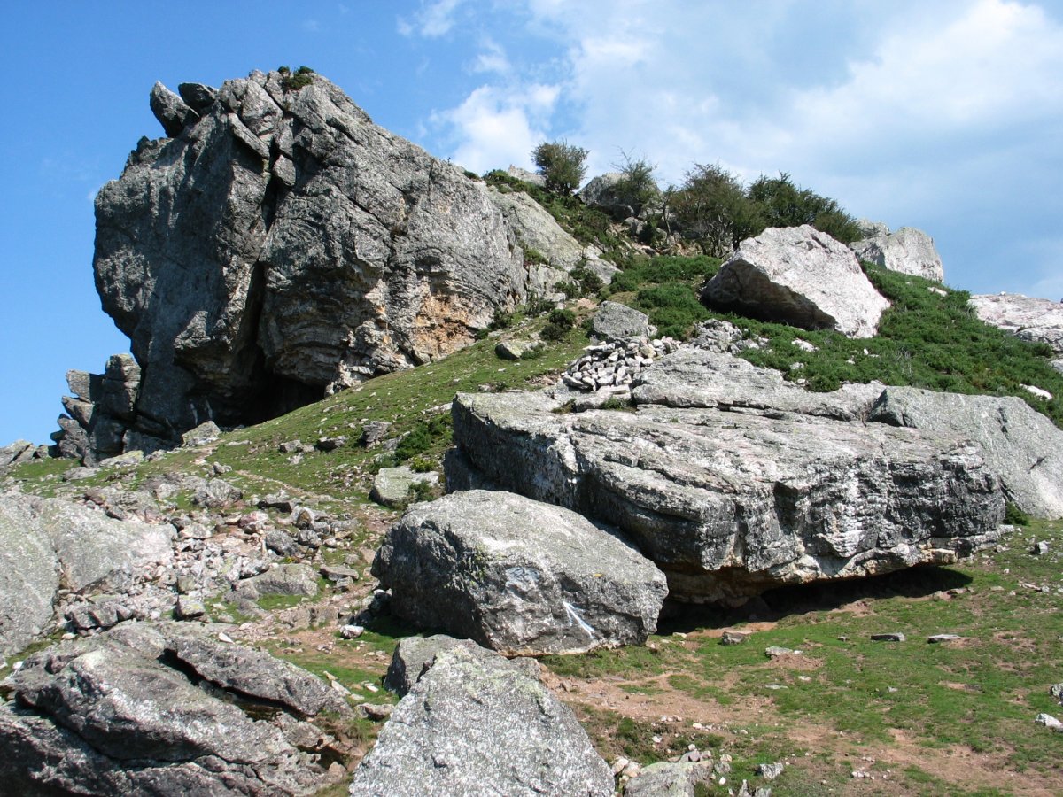 Hegoaldeko bizkarreko bideak tontorretik erauzitako haitzen artean egiten du gora