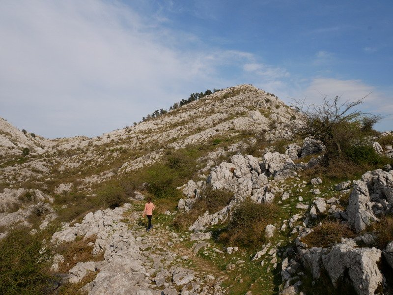 Urtemondo mendebaldetik inguratzen duen bidea