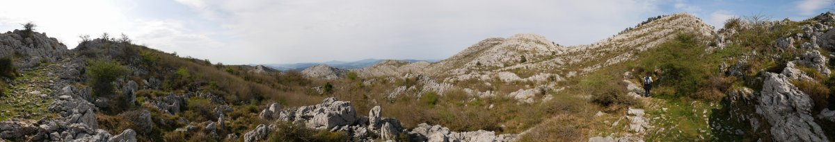 Urtemondo mendebaldetik inguratzen duen bidea