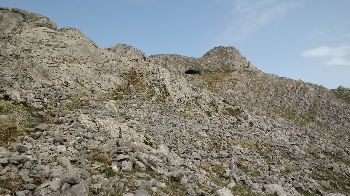 Udalaitz (1171m) haitzuloa Pozutxuetarako sendatik.jpg