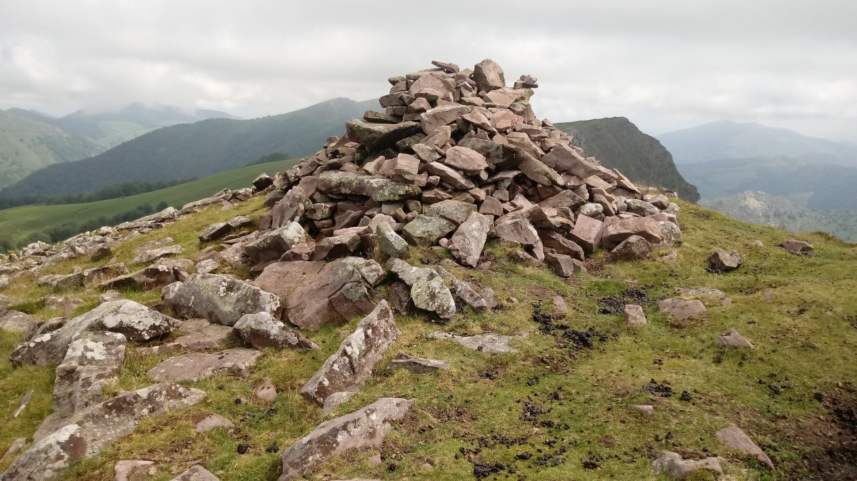 Buztanzelai (1029m) tontorreko harripiloa
