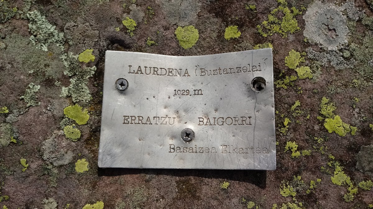Buztanzelai (1029m) tontorreko plaka