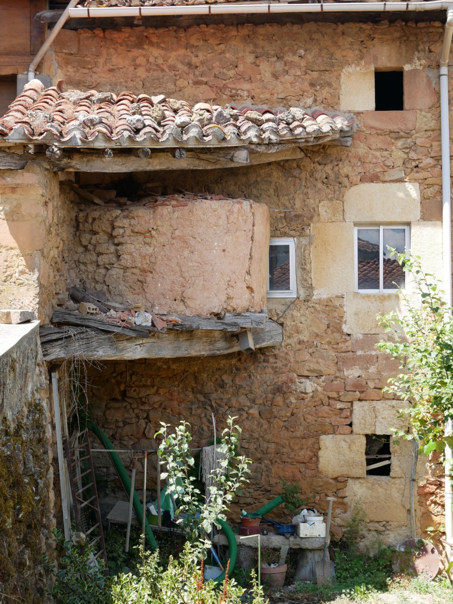 Labea? Goikara auzoko etxe batean, Apilaiz
