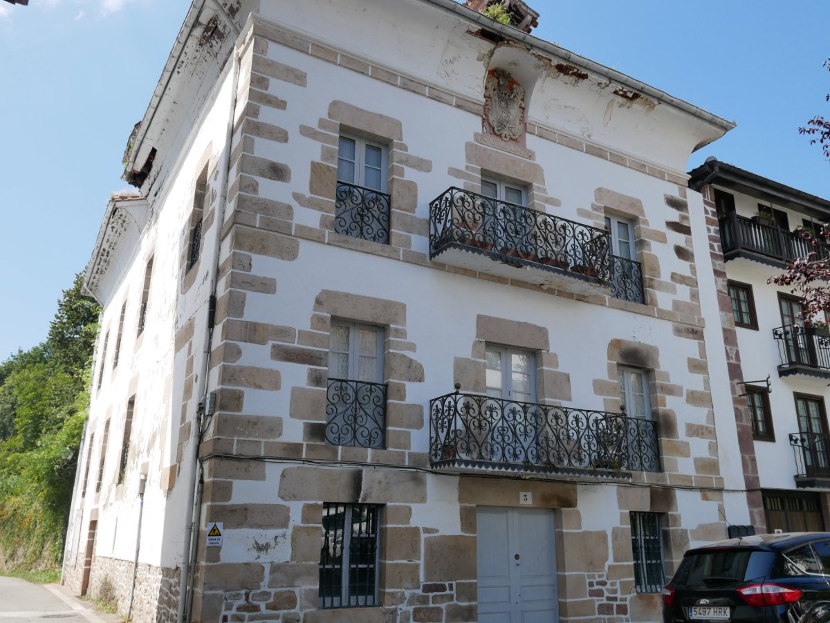 Larunbe jauregia, Bera