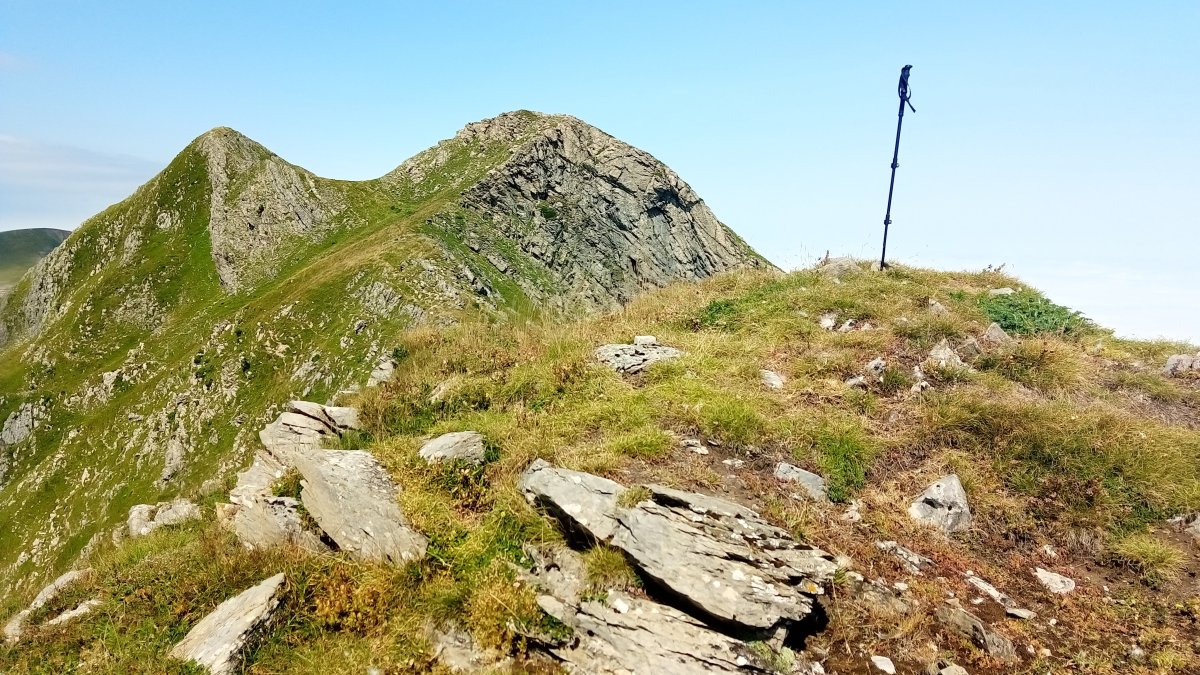Ezkieta (1906m) tontorra eta atzean Lakartxelako bi tontorrak