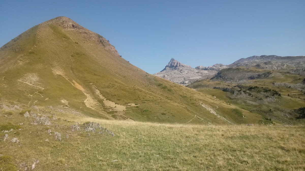Arlas (2044m) eta Auñamendia (2504m) Ernaitz alderako bidetik