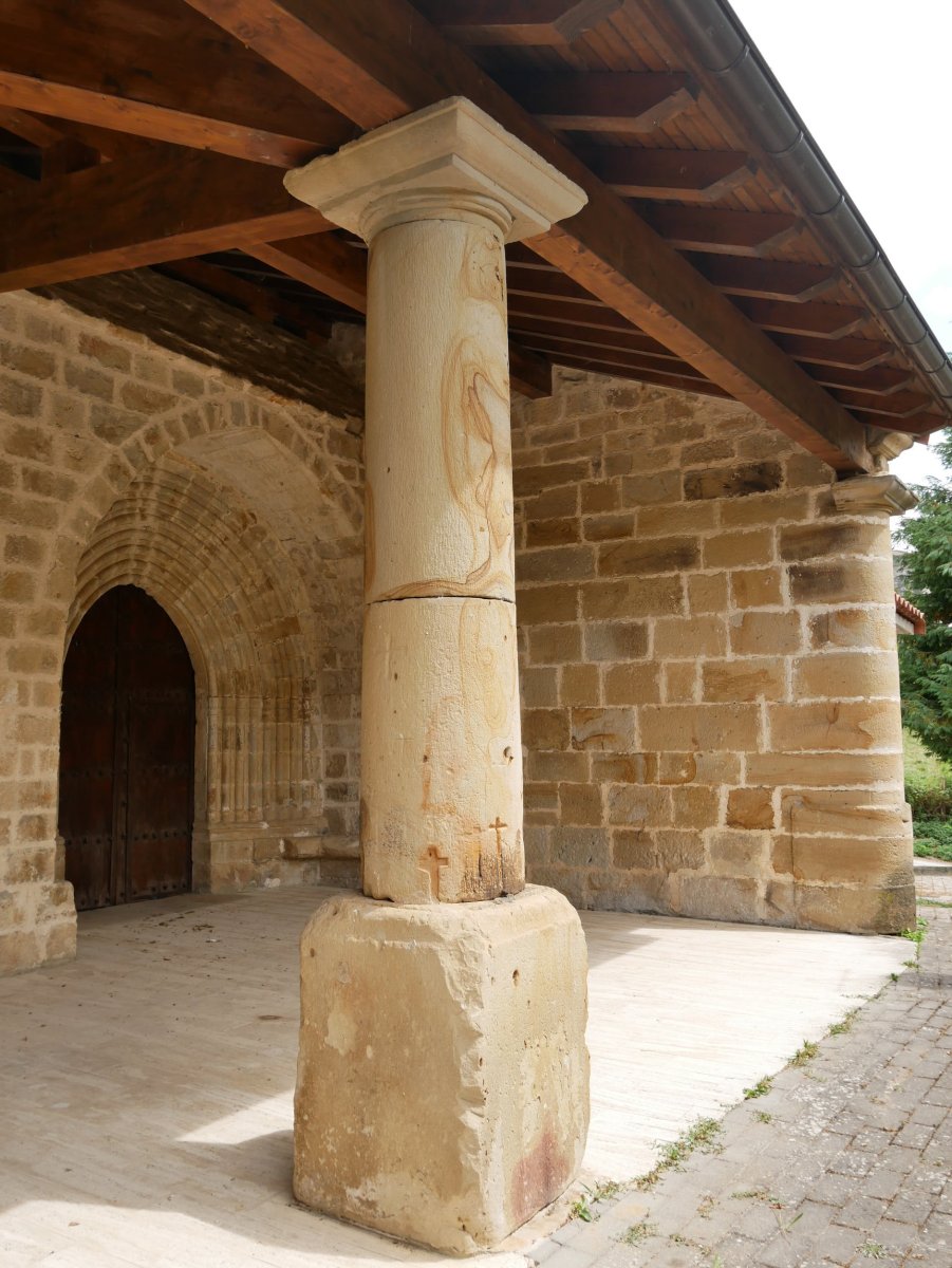 Gurutzeak atariko aterpearen zutabeetan