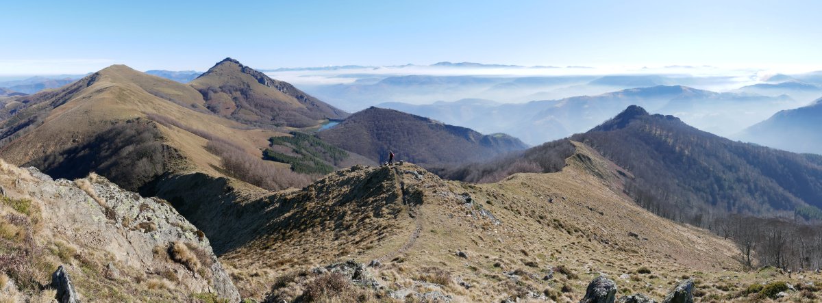 Ekaitzatik Ekialdera begira: Mendieder eta Mendaur ezker aldean, Oltzorrotz eskubian