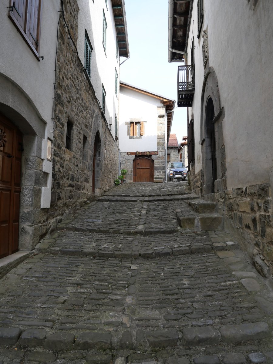 Gambra etxea (eskubi aldean), Erronkari