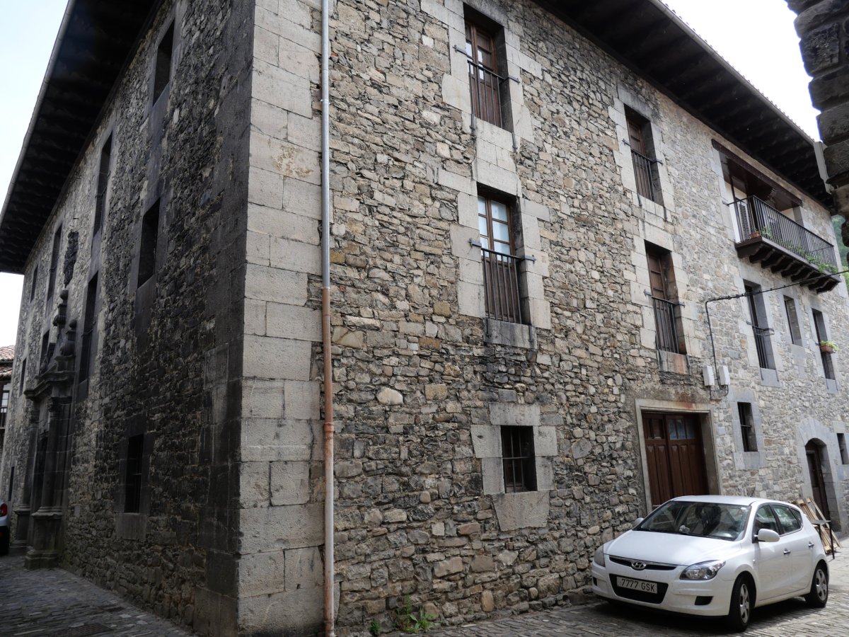 Sanz jauregia, Erronkari