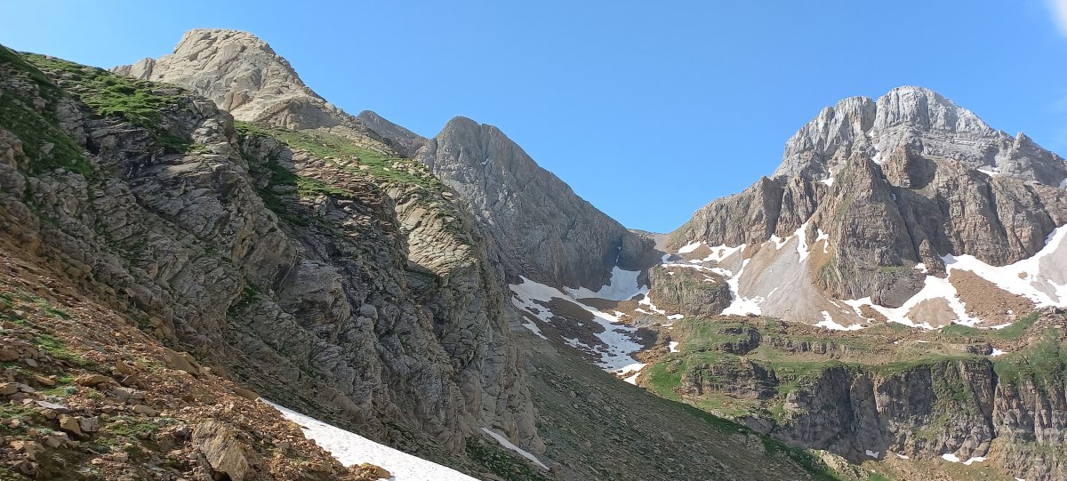Aspe (2640m) lepora bidean ipar-mendebaleko bidetik, tontorra ezkerrean