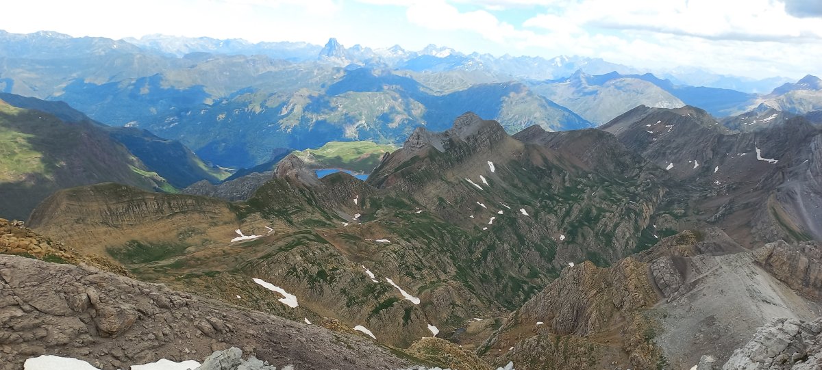 Bisaurin (2670m) Portaza lepoa eta Estanes aintzira alderako ikuspegia