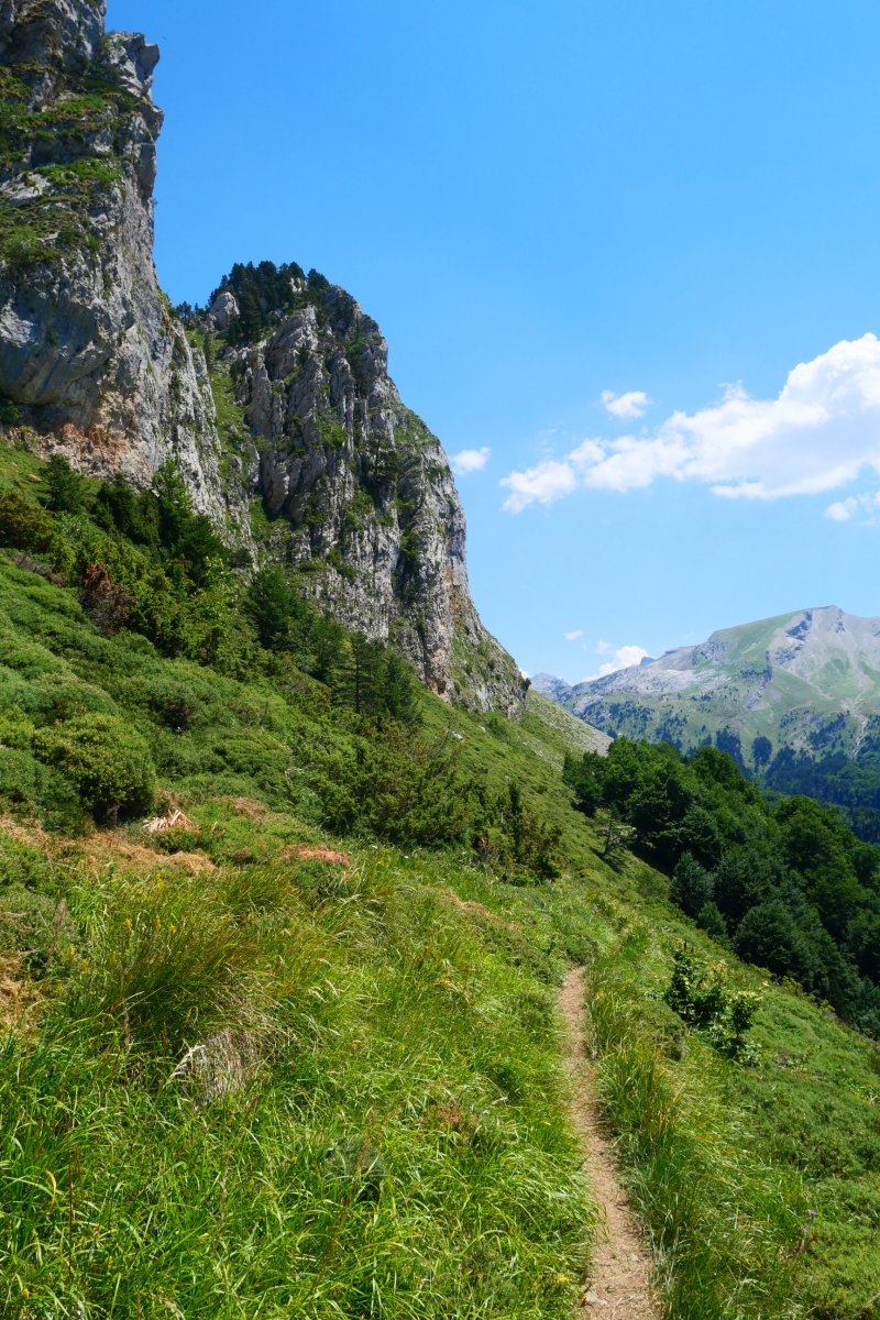 Lapazarraren hegoaldeko amildegiaren magaletik pasatzen da GR bide bat