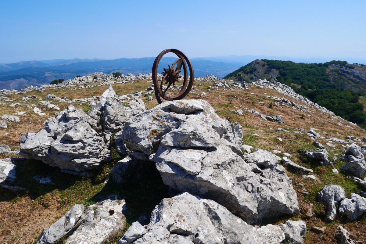 Txartelontzia tontorrean, Mendiaundi