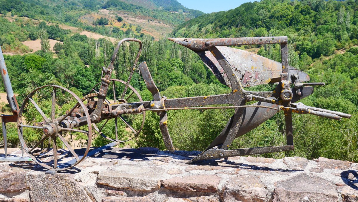 Burdinazko goldea, apaingarri