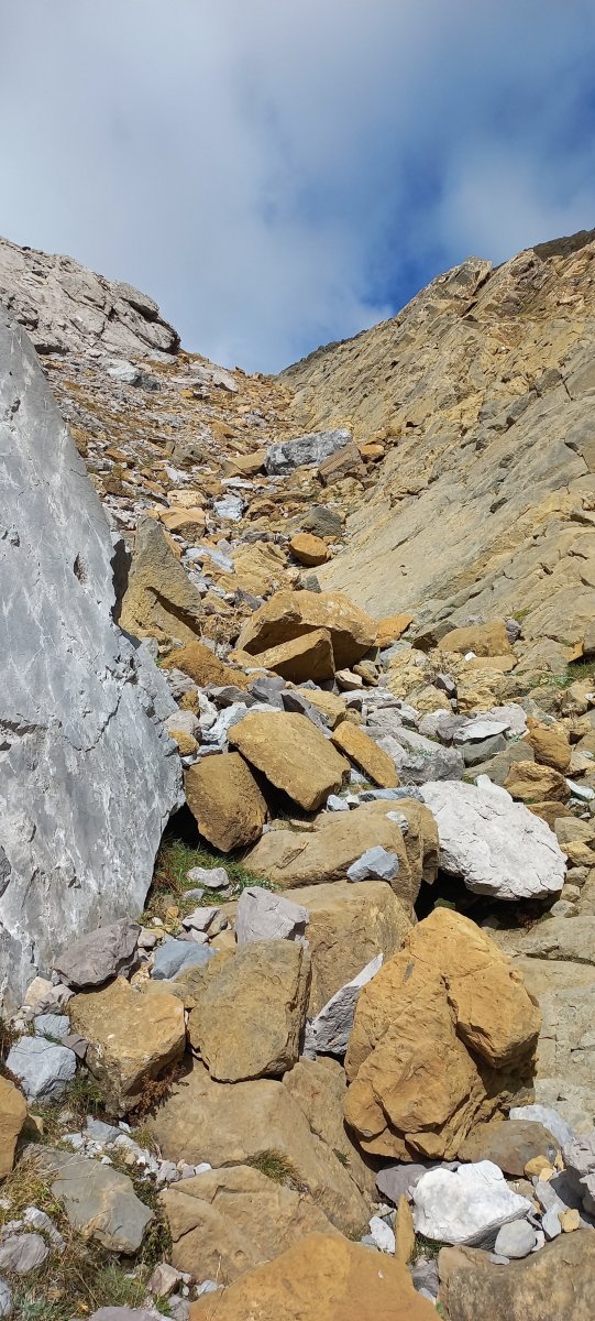 Olibon (2482m) igoerako kanala malda handiarekin