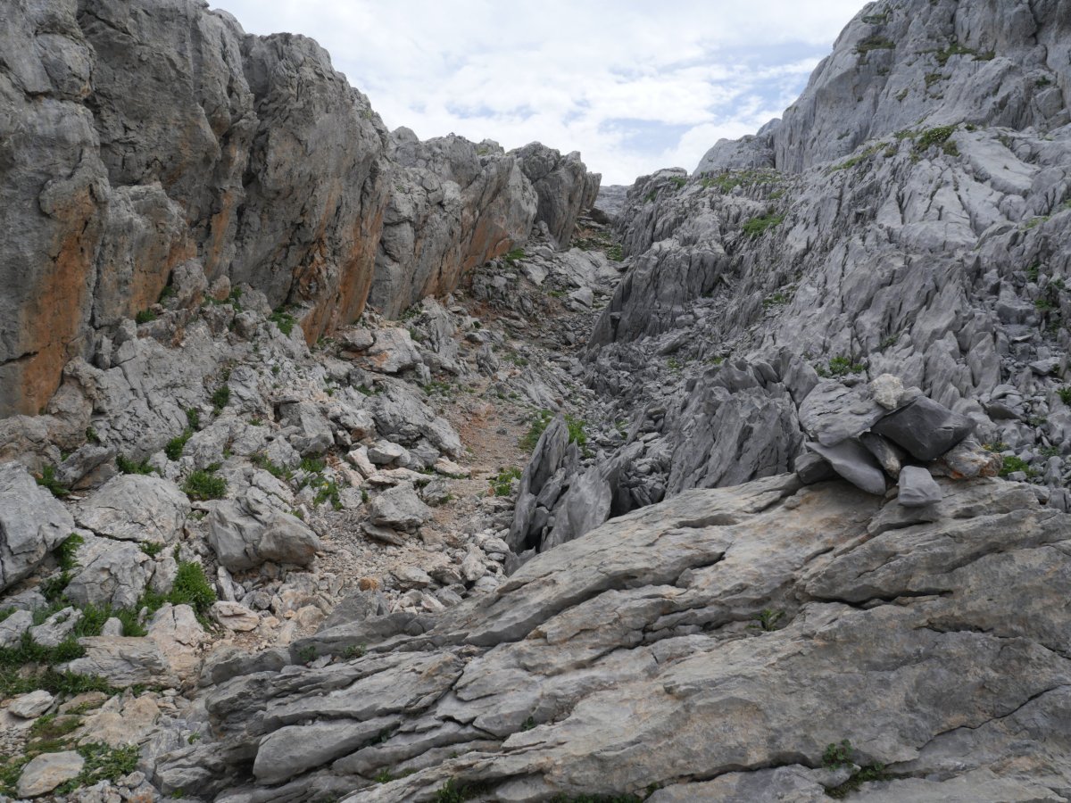 Haitz arteko kanala Auñamendirako bidean