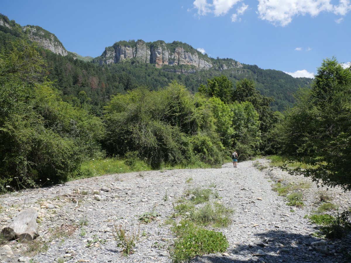 Belaguako erreka lehorraren arrastoan