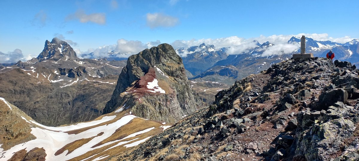 Anayet Erpina, tontorra. Anayet eta Midi d'Ossau atzean