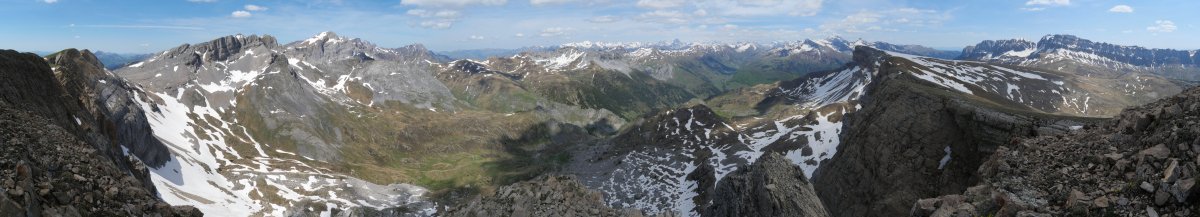 Ekialdeko panoramika Petraficha tontorretik