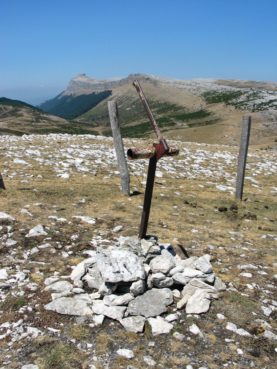 Txartelontzi zaharra, hondoan Beriain duela