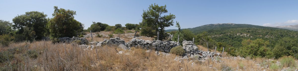 Kapanasta gailurra eta bera inguratzen duen harrizko hesia