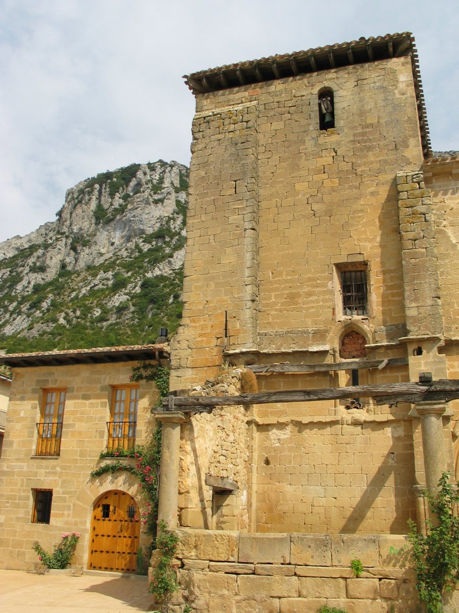 Lapoblacion-eko elizaren dorrea, mendia atzean duela