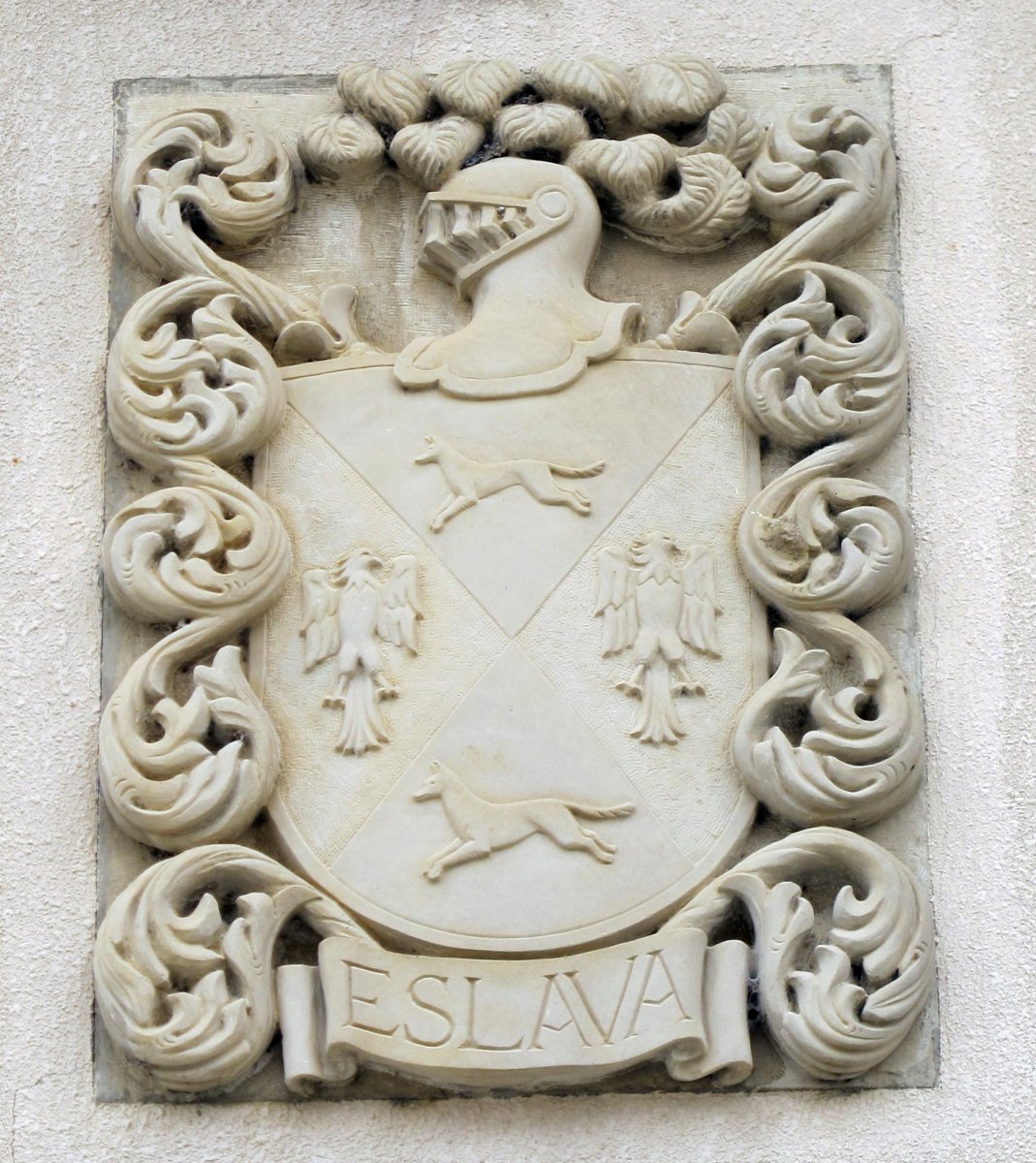 Udaletxeko armarria, Eslaba