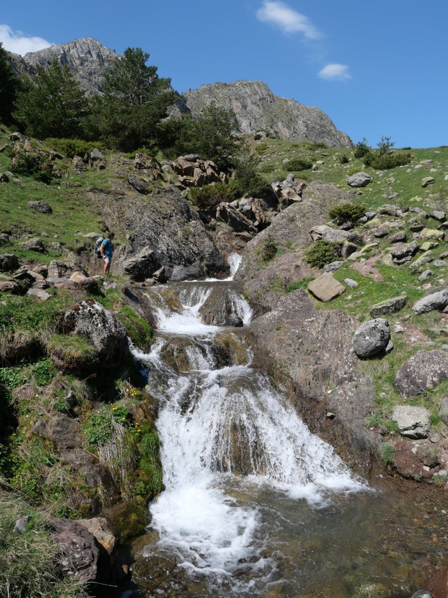 Mallo d'as Ferrerías aldetik jaisten den erreka udaberrian