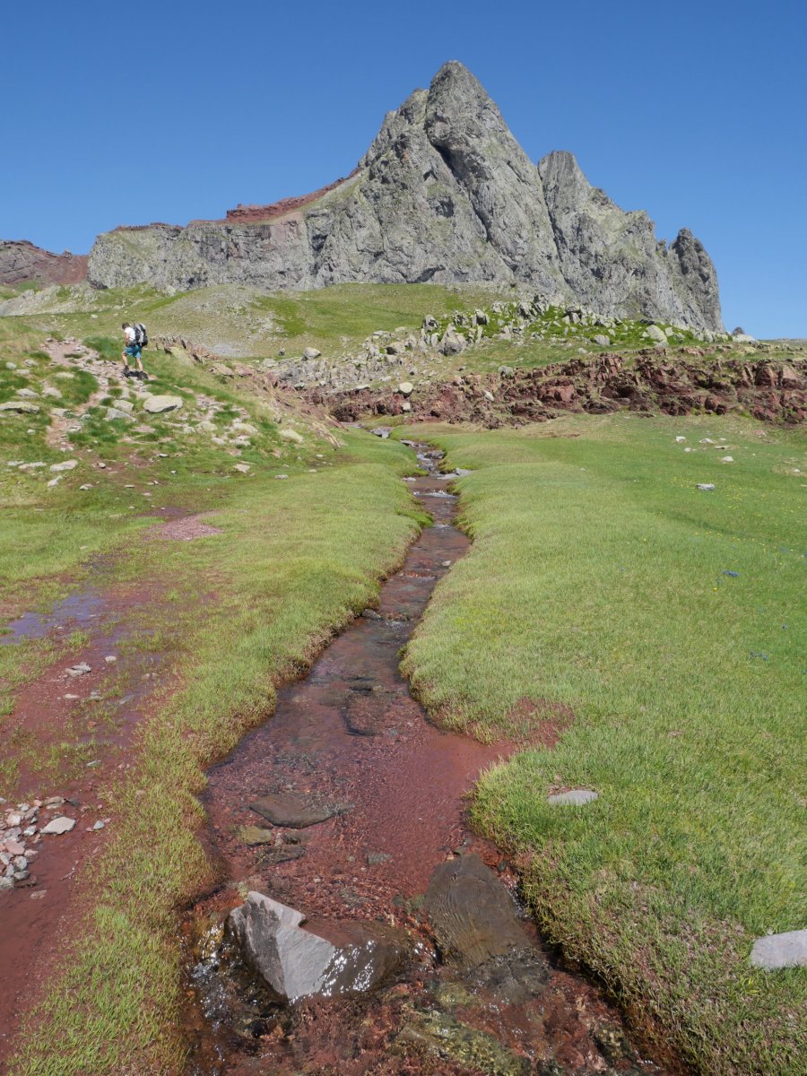 Anayetera gerturatzen