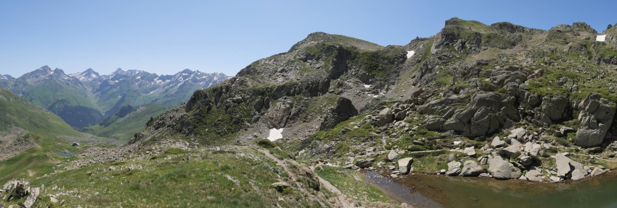 Peyreget lepoko iboi txikia eta Pombie, urrutian