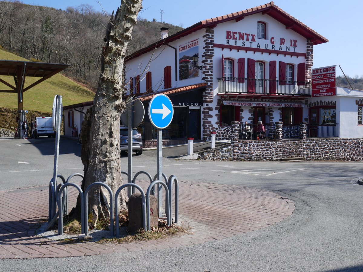 R13 mugarria Ibardingo bidegurutzean